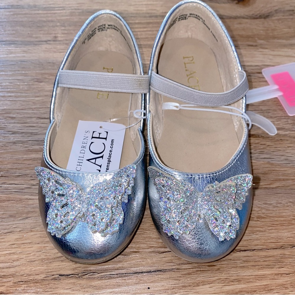 The children’s place girls silver ballet flats with sparkly butterfly toe.Size 8